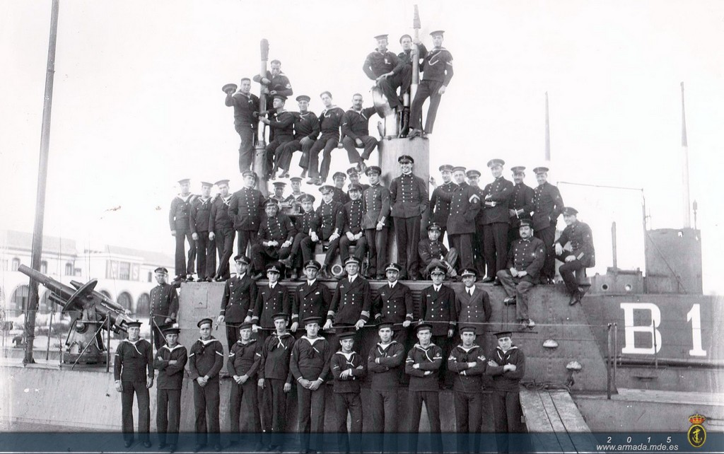 Dotaciones de los submarinos ‘Isaac Peral’ y B-1 en 1922, al regreso de la operación de evacuación de civiles del peñón de Vélez de la Gomera, en el centro el Comandante de la Flotilla de Submarinos CF Mateo García de los Reyes. 